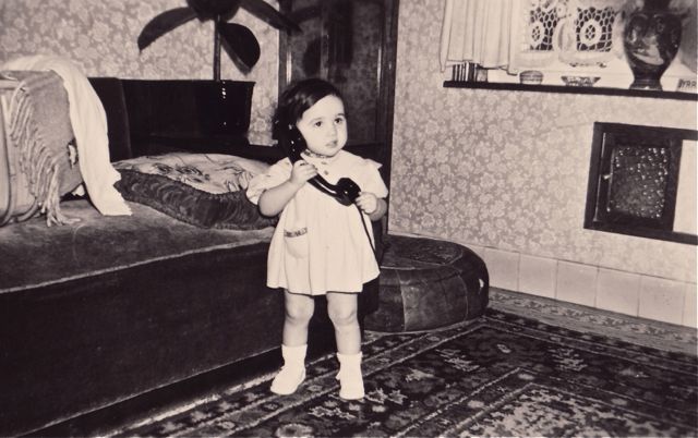 Een telefoontje van papa bracht de kleine Iris tot een spontane levitatie.